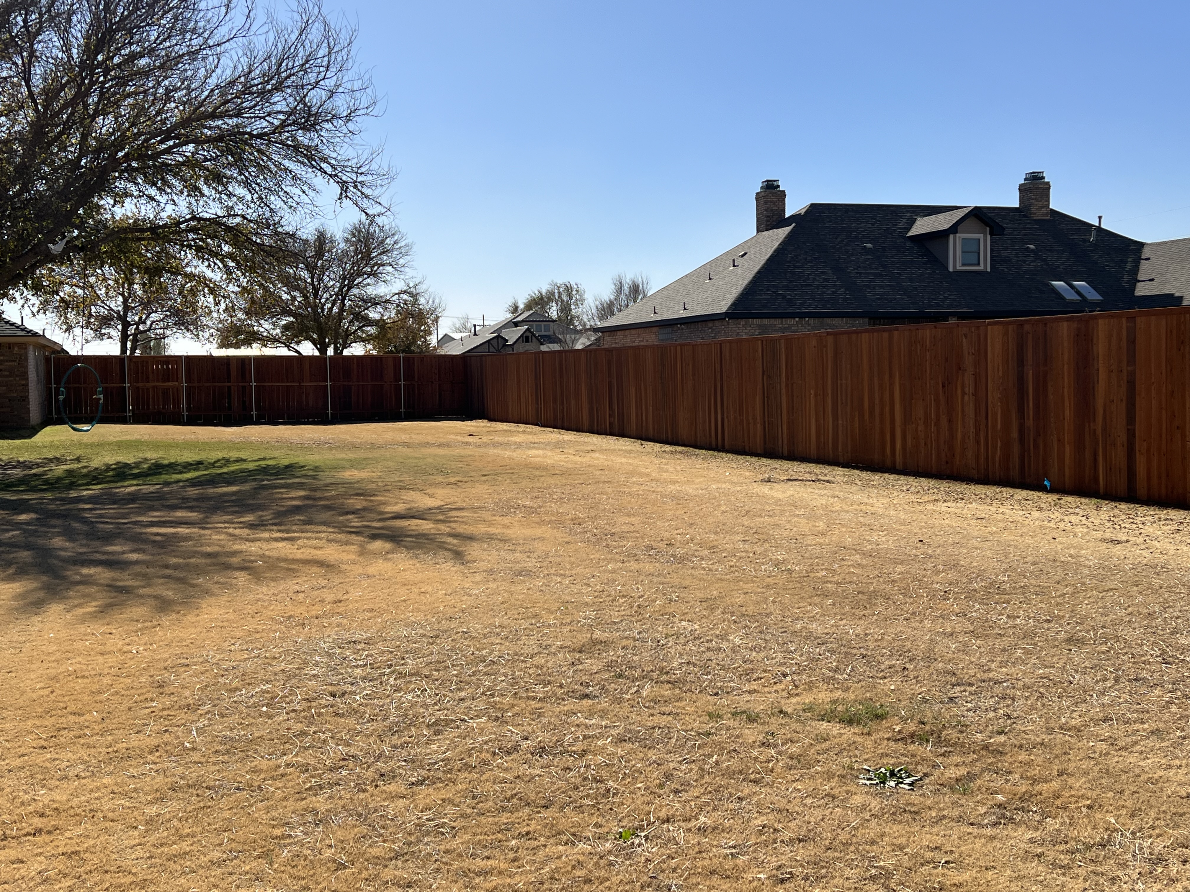 7-ft cedar fence w/ cedar tone stain prodection