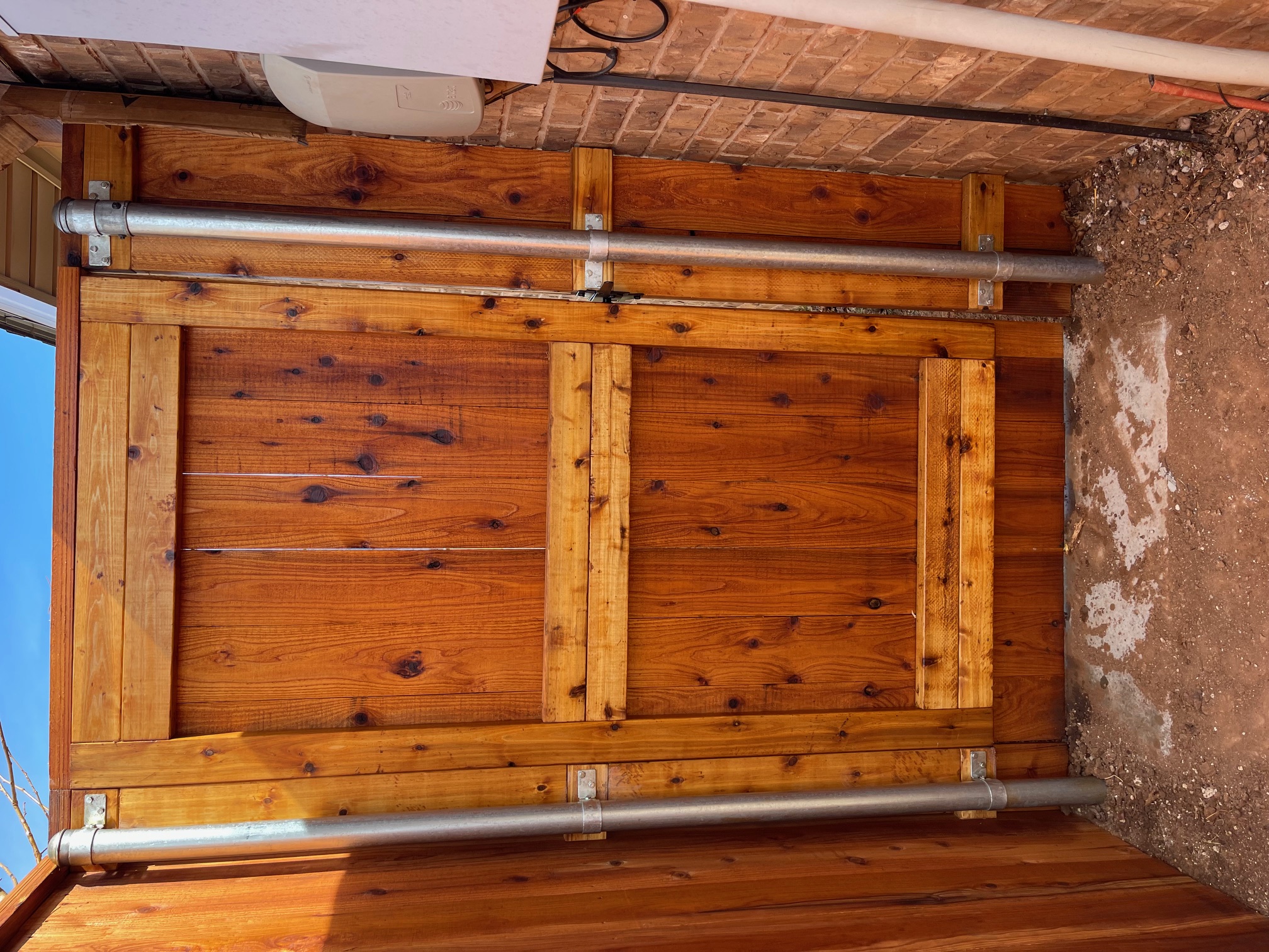 5-ft wide cedar tone fence w/ crown cap